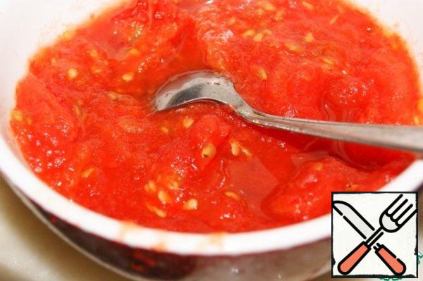 Tomatoes are freed from the skin, choosing the pulp with a teaspoon, it is slightly kneaded them, but so that there are also pieces. If the tomatoes are very juicy, then it is better to drain the juice.