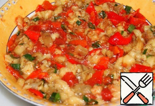 Combine all the vegetables, add the onion, garlic, Basil, oil, lemon juice, salt and pepper, mix everything well. And send it to the refrigerator to cool down, because this salad is just perfect and well-chilled.