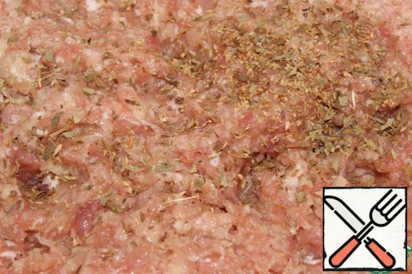 Add all the ingredients to the minced meat and knead it well. Put in the refrigerator for 1 hour.