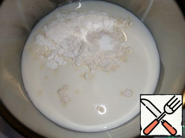 Pour the milk into the pan, add the starch, flour and sugar. Put on a slow fire. Do not forget to constantly stir.