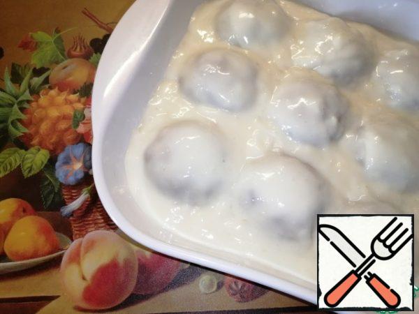 Cover our balls with cream and distribute them according to the shape. Put in the refrigerator for at least 1 hour.