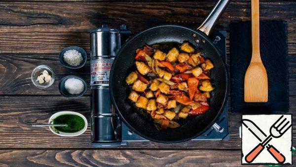 In the pan with the vegetables, send the fried pieces of fish. Add water, pesto sauce, salt and sugar. Simmer the stew over medium heat for 5-7 minutes, stirring occasionally. Serve the dish in a deep dish, garnished with herbs.