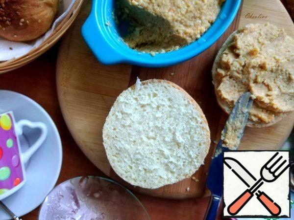 In the morning, I took the pate out of the refrigerator. The pate is well frozen, but if you add more butter, it will be even more tender and dense. The pate is ready! Cut the bun.