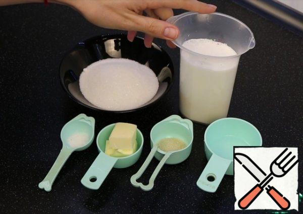 Ingredients you will need:
Cream with a fat content of at least 30 %.
Butter with a fat content of 82 %.
Gelatin and water for soaking it.
Vanilla, salt, sugar.