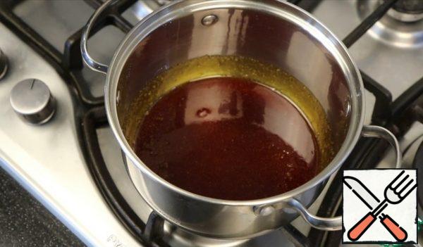 All the sugar crystals have dissolved, the color is amber. The fire can be slightly reduced.