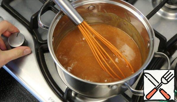 When the dry caramel is completely combined with the liquid, remove from the heat.