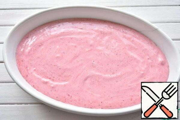 I transfer the berry-cream mass to the mold. I cover the mold with a film so that the ice cream does not absorb foreign odors.
I put the container in the freezer. After an hour, I take out the ice cream and mix it so that it does not form ice crystals. I repeat the procedure a couple of times with an interval of 1-2 hours.
