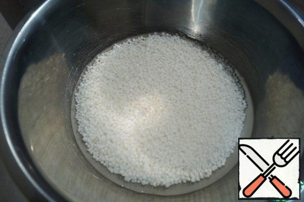 Tapioca pearls pour 2 cups of water and leave for 40 minutes.