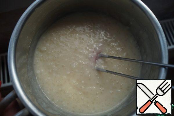 Drain the remaining water and put the tapioca in a thick-bottomed saucepan. Pour in the oatmeal milk and put it on the fire. All the while stirring, cook tapioca on low heat for 15-20 minutes, the mass will thicken, and the pearls will become transparent. Then add the vanilla, stir and leave the pudding to cool completely.