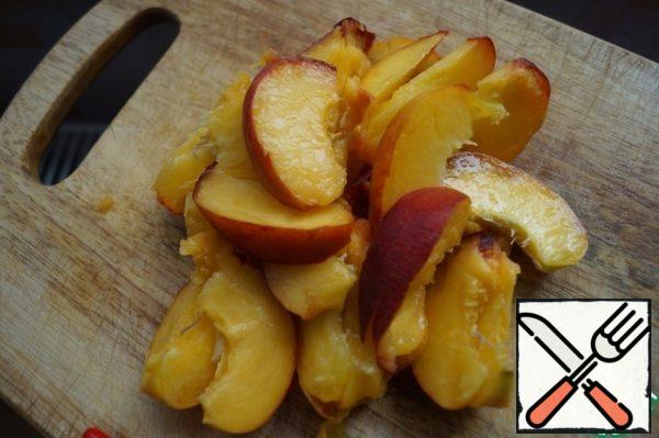 Wash the peaches and cut them into slices.