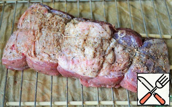 Before cooking for 1-2 hours, put the meat from the refrigerator on the kitchen table. I do not fry or "seal" the meat before baking.
Preheat the oven to 120 degrees, put the meat on the grill and in the oven.