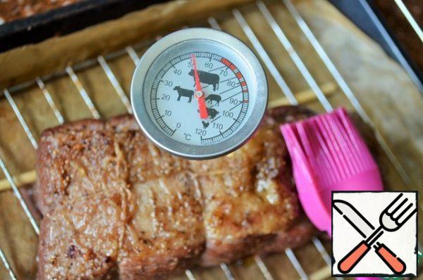 Bake from 1.5 to 2.5 hours, until the desired degree of roasting :
- MEDIUM RARE (weak roasting, active pronounced meat juices) meat in the center of the piece 55-60 degrees,
- MEDIUM (medium-rare) - medium-rare meat, 60-65 degrees, light pink juice,
- MEDIUM WELL (almost well done) meat with a transparent juice, 65-70 degrees.
In my case, 1 hour 45 minutes, up to 63 degrees, a couple of times lubricate with olive oil.