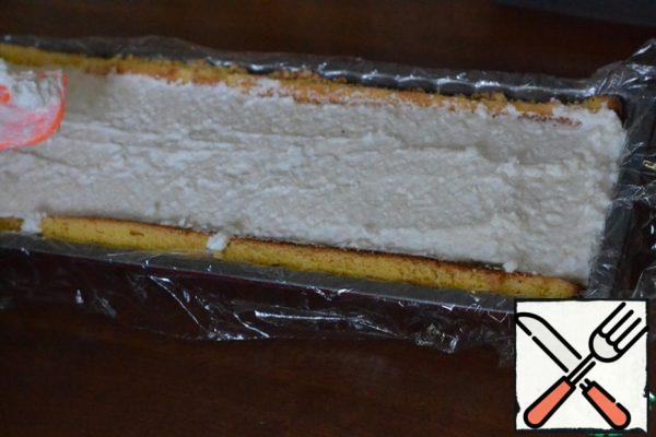 Pour warm water over the gelatin and leave to swell.
In a separate bowl, whisk the cream, add powdered sugar and vanilla sugar.
Add cottage cheese. Squeeze the gelatin from the water and add it to the curd mass.
Put half of the cheese mass on the sponge cake. Level it out.