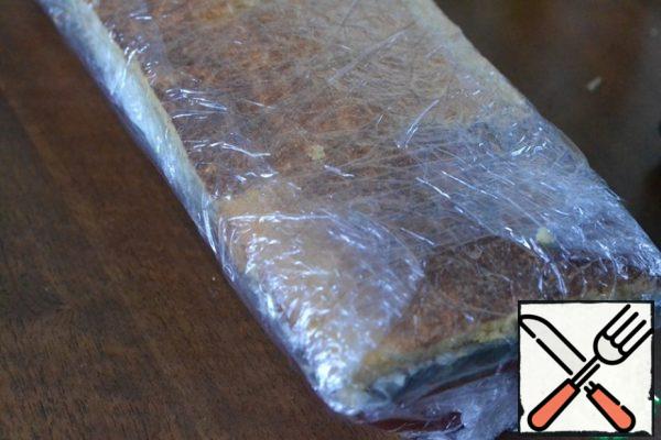 Wrap the roll with the edges of the food film, slightly pressing down.
Put in the refrigerator for 5-6 hours, preferably overnight.

