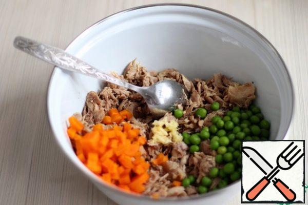 Green peas (frozen) 1/2 Cup and carrots (1 PC.) boil until ready, carrots are not cut into large cubes. Garlic (1 tooth.) pass through a garlic press. Combine all the ingredients in a bowl.