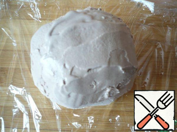 Take a clean sheet of food wrap, put a frozen ball of ice cream on it, stick chocolate ice cream around the vanilla ice cream, wrap it in food wrap and shape it into a ball. Place in the freezer for 30 minutes.