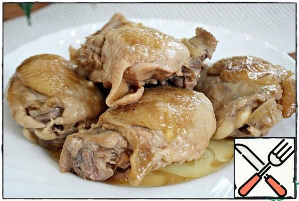 If the thighs will be served with a side dish, then it's time to decide which sauce will be more respectful in this situation-thick or liquid. If liquid-leave everything as is, if thick, then transfer the meat to a plate and boil the gravy on the fire for another five minutes.