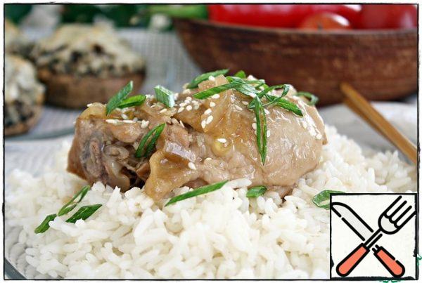 When the choice is made with the sauce, put the garnish on the plate, top with the thighs, sprinkle with sesame and green onions.