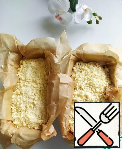 The form is covered with parchment, pour the dough. I got two small cupcakes. You can make one if you want. Next, prepare the sand crumbs. Cold butter (50 gr.) RUB with flour (70 gr.) and sugar (30 gr.) until crumbs form. Sprinkle our crumbs on the cupcakes.