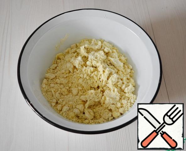 Sift the flour into a bowl, add salt, sugar and baking powder, and mix. Then add the cold butter, chop it with a knife in the flour, and then mix it with the flour until it is crumbly.