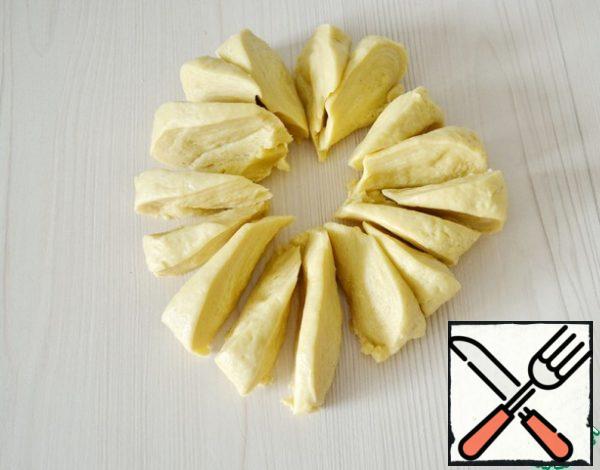 Then divide into 16 parts. It is convenient for me to do this by dividing the dough into segments. First divide the dough ball into 4 parts criss-cross. Then divide each part into 2 parts. And once again, each part is divided into 2 parts. There are 16 segments coming out