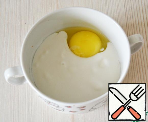 Mix the egg with 3 tablespoons of coconut milk (pour it out of the total volume). Add the starch and stir with a whisk until smooth.