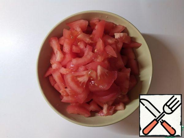 Finely chop the tomatoes. It is also possible to grind or crush, but not necessarily because they will still fall apart.