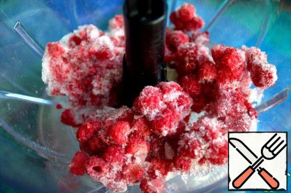 Put frozen raspberries in a chopper.