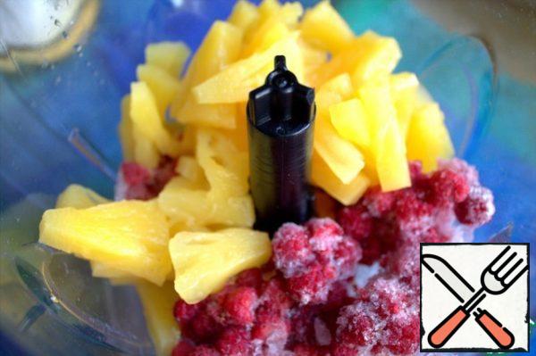 Pineapple can also be frozen in advance and added to the raspberries.