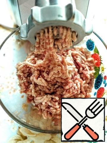 Twist the meat through a meat grinder, add salt, spices, and mix.