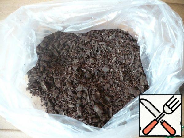 Mix the crushed cookies with chocolate chips and chocolate sprinkles in a plastic bag.