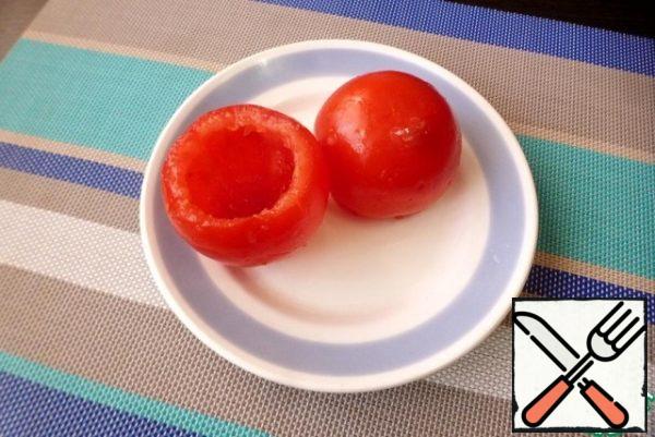 With large tomatoes, cut off the top and select the seeds and juice with a spoon.