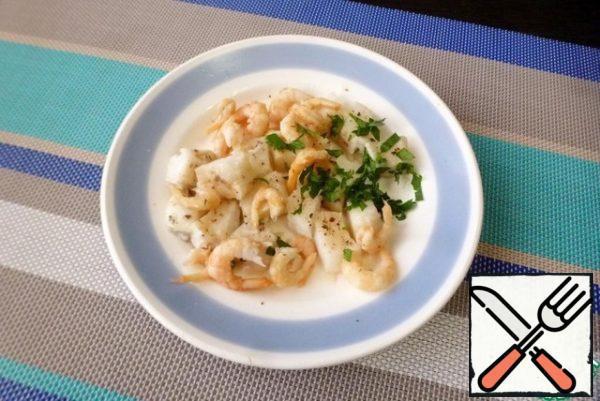 Mix the pieces of catfish and shrimp with the chopped parsley.