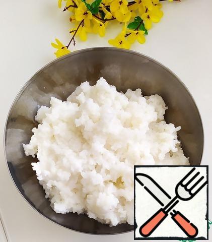 Wash the rice and boil it in salted water. When ready, cool a little. Add the starch and mix well.