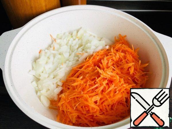 Grate the carrots on a large grater, cut the onion into cubes.