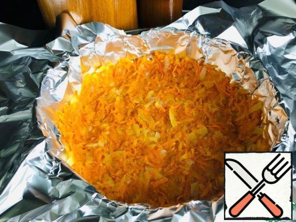 Split form for baking is covered with foil (form with a diameter of 24 cm)
Spread on the bottom of the form part of the vegetables, forming the sides, using a spoon.
