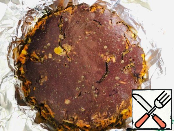 The finished liver cake is taken out of the oven, let it cool completely in the form, then put the form in the refrigerator for at least 1 hour.