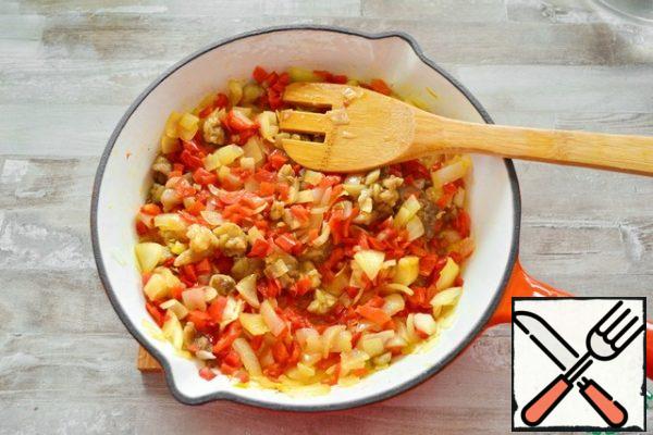 Cut the fresh lard into cubes and fry the sliced onion and red sweet pepper in the lard. Pepper can be used fresh or frozen. Cool to room temperature.