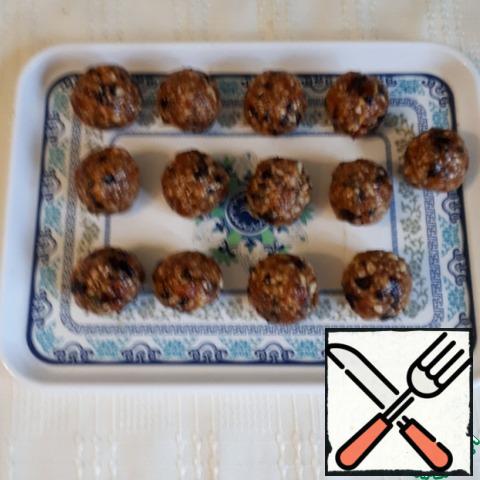 Roll balls weighing 30 grams and put them in the refrigerator to cool.