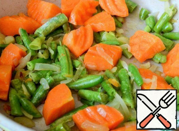 Fry the onion and carrot in vegetable oil.
Add the beans, fry for 5 minutes, medium heat.