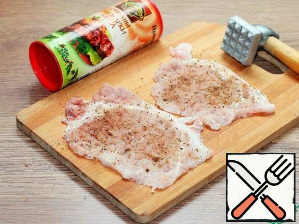 Defrost the pork steak in half and cut it in half. Not fully defrosted steak, convenient to cut.
Chop the meat, sprinkle with seasoning, salt and pepper.