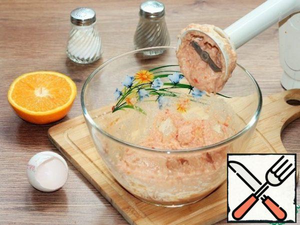 To the pulp of bread, add salami and cheese, 1 tablespoon of the beaten eggs. If the mixture is dry, add 1 tbsp of orange juice. Season with salt and pepper. Chop with a blender.