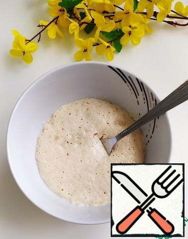 First, prepare the sourdough and activate the yeast. Add 1 tbsp of sugar, salt and dry yeast to the warm milk. Stir and leave in the heat for 10-15 minutes.