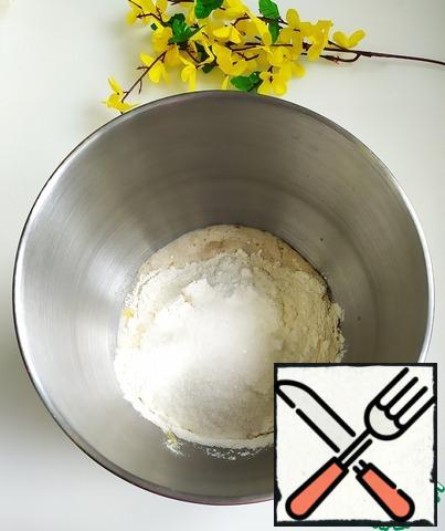 In a bowl, combine the sifted flour, sourdough, cream mixture, vegetable oil and sugar (45 gr.). Mix.