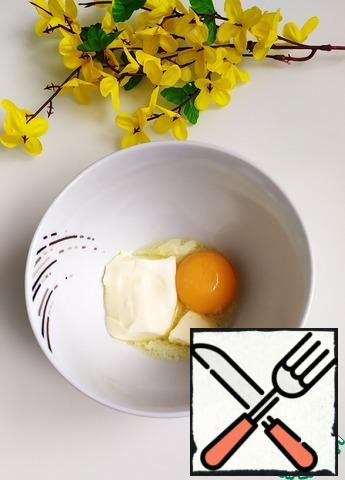 In a bowl, mix the yolk and soft butter.