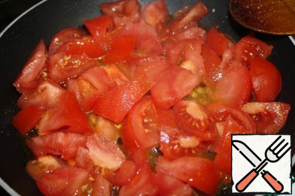 Slice the tomato. Heat the oil, add the tomato and a pinch of sugar.