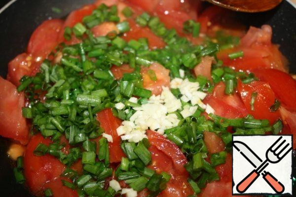 Finely chop the onion, garlic and parsley and add to the tomato.
Fry until the tomato is soft.
Salt and pepper to taste.