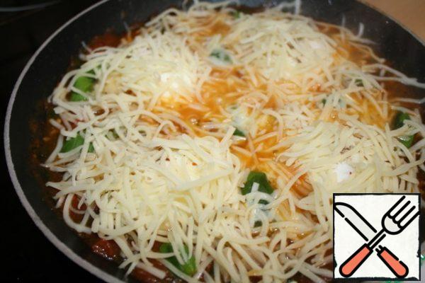 Sprinkle with cheese.
Close the lid and keep on a moderate heat until the cheese melts completely.