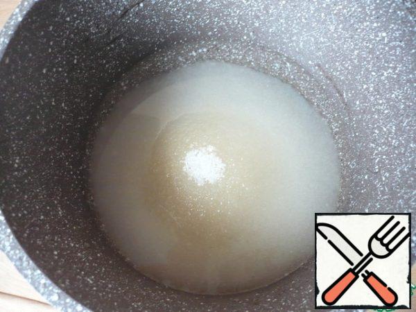 Prepare the caramel sauce: mix the sugar and water in a thick-bottomed saucepan over medium-high heat. Bring the mixture to a boil and cook until the mixture darkens.