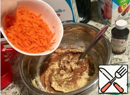 Well, finally put in our dough grated carrots and mix everything well until smooth.